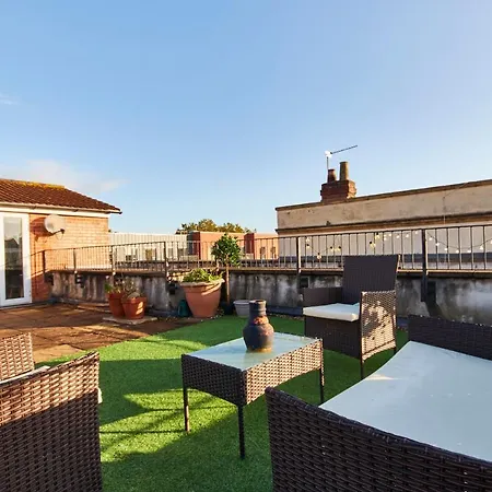 Duplex! Penthouse! Private Rooftop! Location! Apartment Bristol