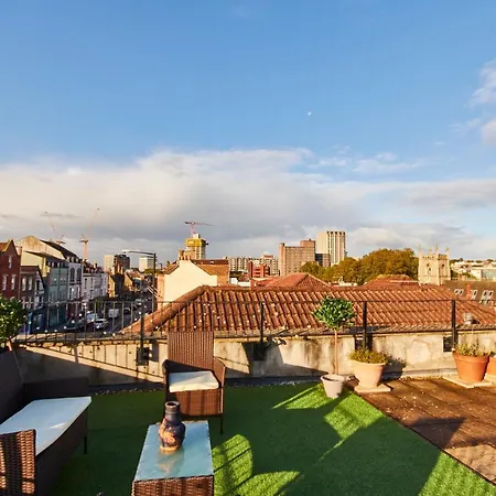 Duplex! Penthouse! Private Rooftop! Location! Lejlighed