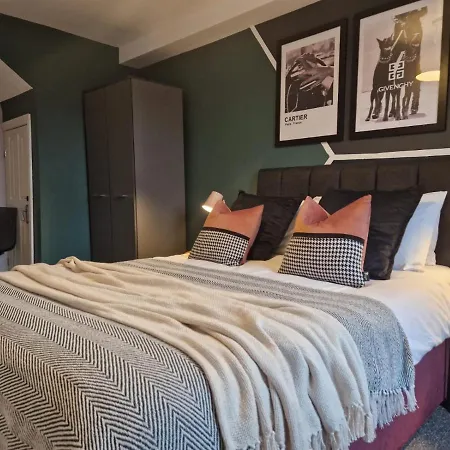 Duplex! Penthouse! Private Rooftop! Location! Bristol