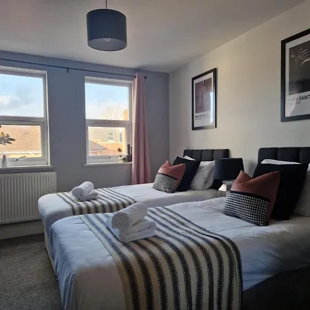 Duplex! Penthouse! Private Rooftop! Location! Bristol
