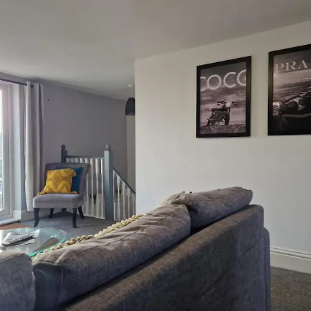 Duplex! Penthouse! Private Rooftop! Location! * Bristol