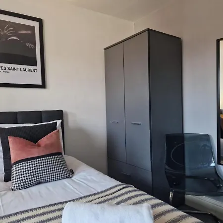 Duplex! Penthouse! Private Rooftop! Location! * Bristol