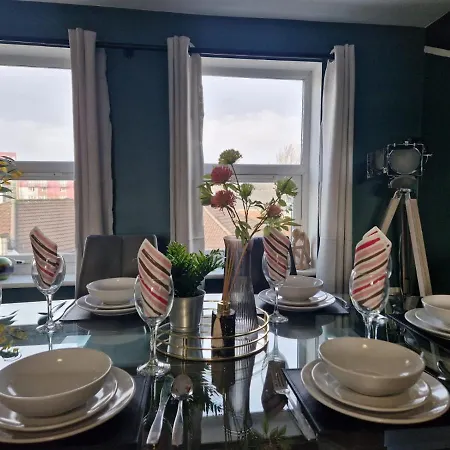Duplex! Penthouse! Private Rooftop! Location! Apartment *