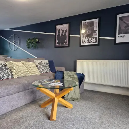 Apartment Duplex! Penthouse! Private Rooftop! Location! *