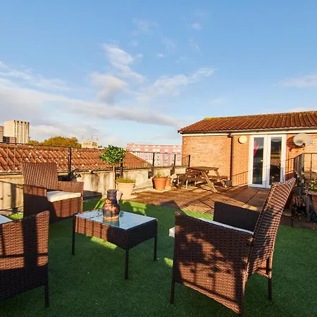 Duplex! Penthouse! Private Rooftop! Location! * Bristol