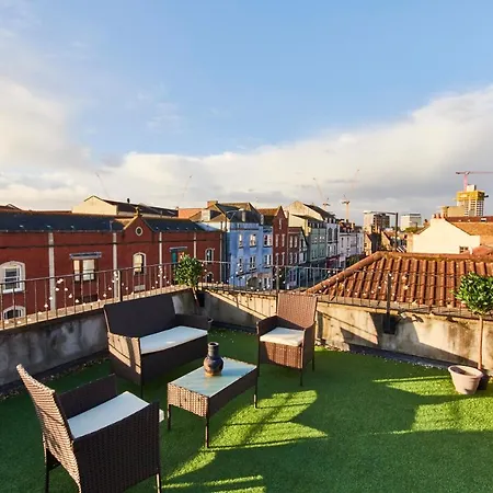 Duplex! Penthouse! Private Rooftop! Location! Daire *